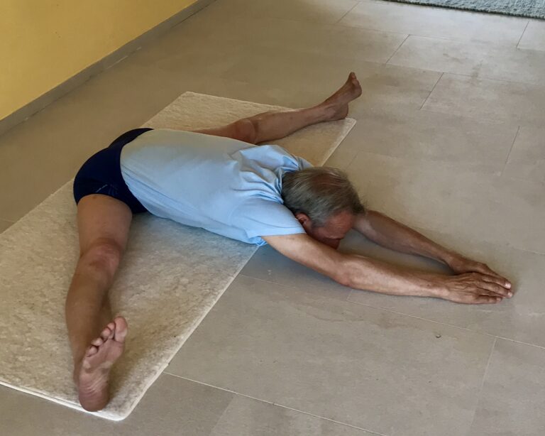 Die weite Dehnung koṇāsana