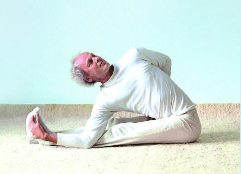 The interaction of the 3rd and the 5th chakra in the twisted head-to-knee-position