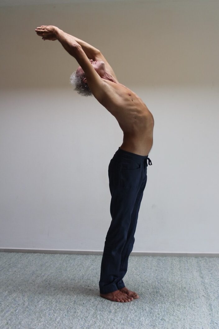 Foto von Ardha Chandrasana mit sichtbarer Aufrichtekraft aus der Hüfte.