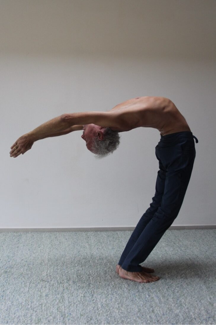 Foto von Ardha Chandrasana mit sichtbarer Aufrichtung aus dem oberen Rücken und dem Becken.